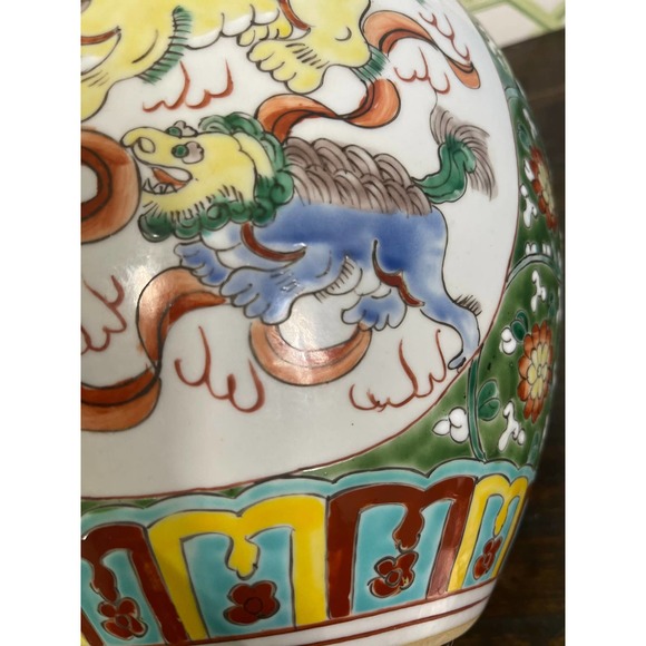 Vintage Chinese Ginger Jar with Foo Dogs. Green, red, and yellow. Stunning! - Picture 3 of 10